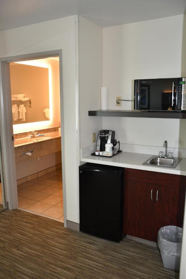 Holiday Inn Express Hotel & Suites Evanston By Ihg Номер фото