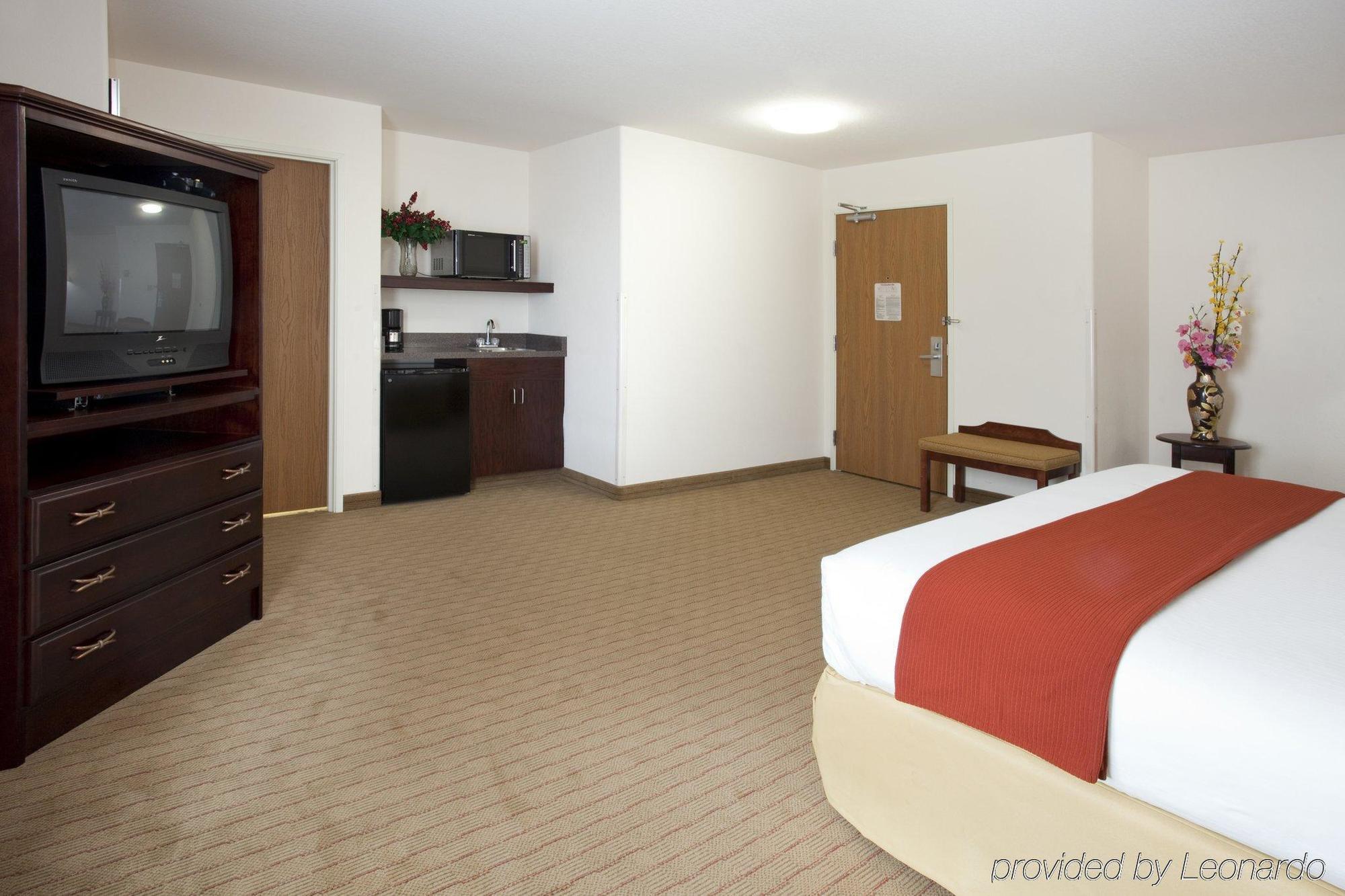Holiday Inn Express Hotel & Suites Evanston By Ihg Номер фото